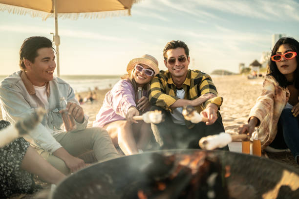 mit Freunden am Feuer